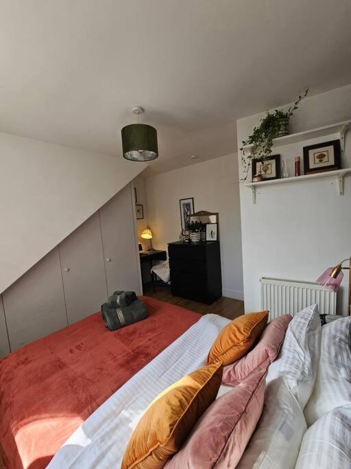 Cosy And Quiet One Bedroom Thames Flat Londra Esterno foto