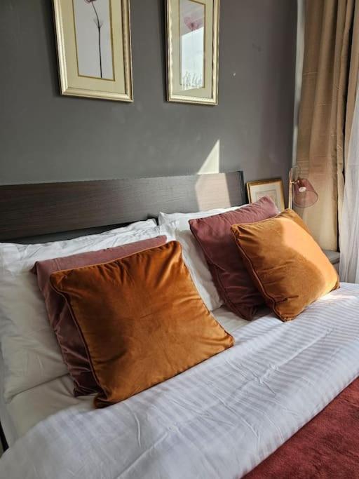Cosy And Quiet One Bedroom Thames Flat Londra Esterno foto