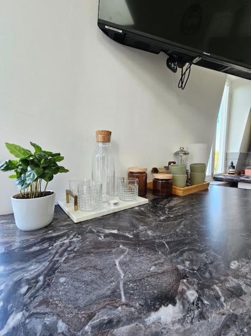 Cosy And Quiet One Bedroom Thames Flat Londra Esterno foto
