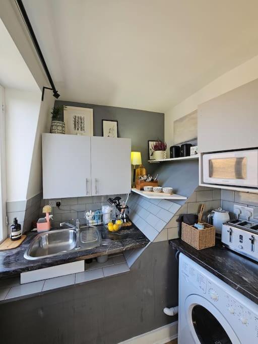 Cosy And Quiet One Bedroom Thames Flat Londra Esterno foto