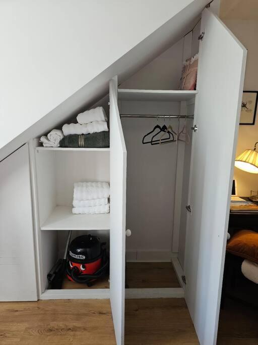 Cosy And Quiet One Bedroom Thames Flat Londra Esterno foto