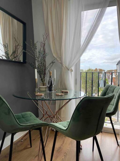 Cosy And Quiet One Bedroom Thames Flat Londra Esterno foto