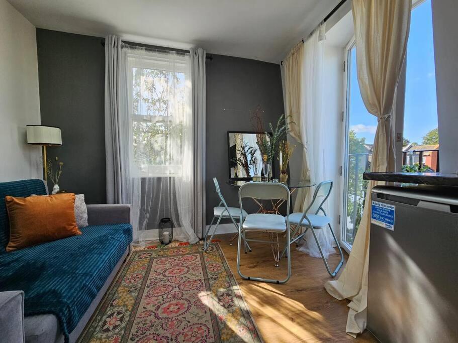 Cosy And Quiet One Bedroom Thames Flat Londra Esterno foto