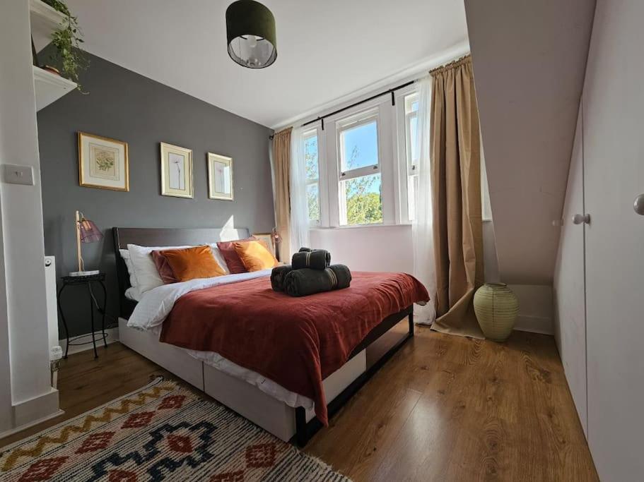 Cosy And Quiet One Bedroom Thames Flat Londra Esterno foto